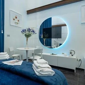 2* לינה וארוחת בוקר Skyhouse Chiaia